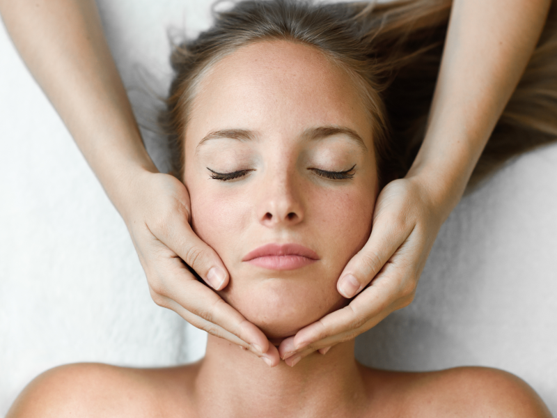 Pourquoi le massage facial est essentiel à votre bien-être global ?